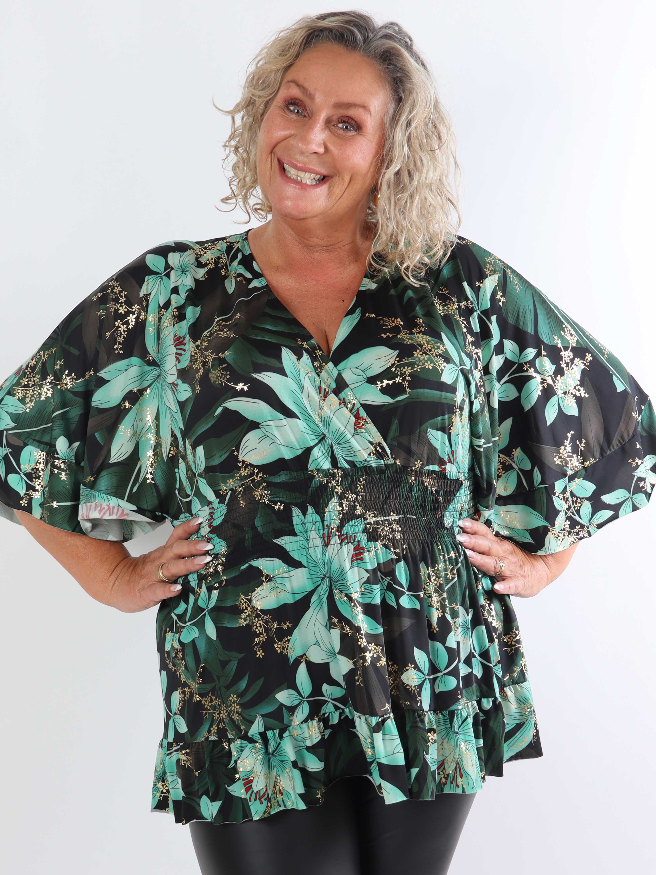 Pamela Gold Flower Shirt - Söt tunika i plusstorlek med smock och volanger